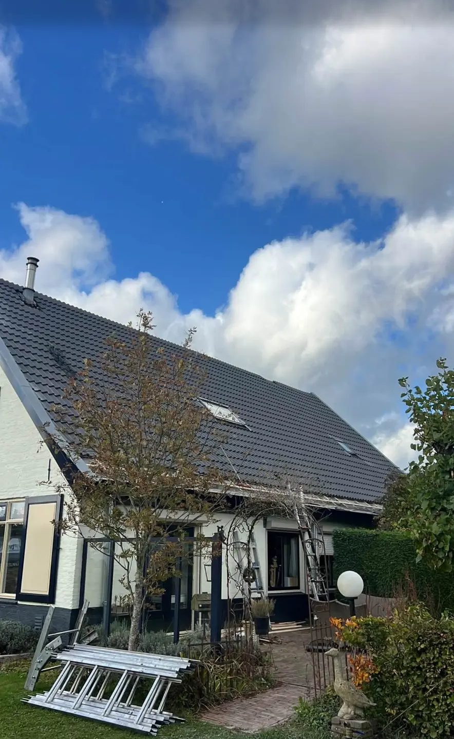 Woning met vernieuwd antraciet pannendak