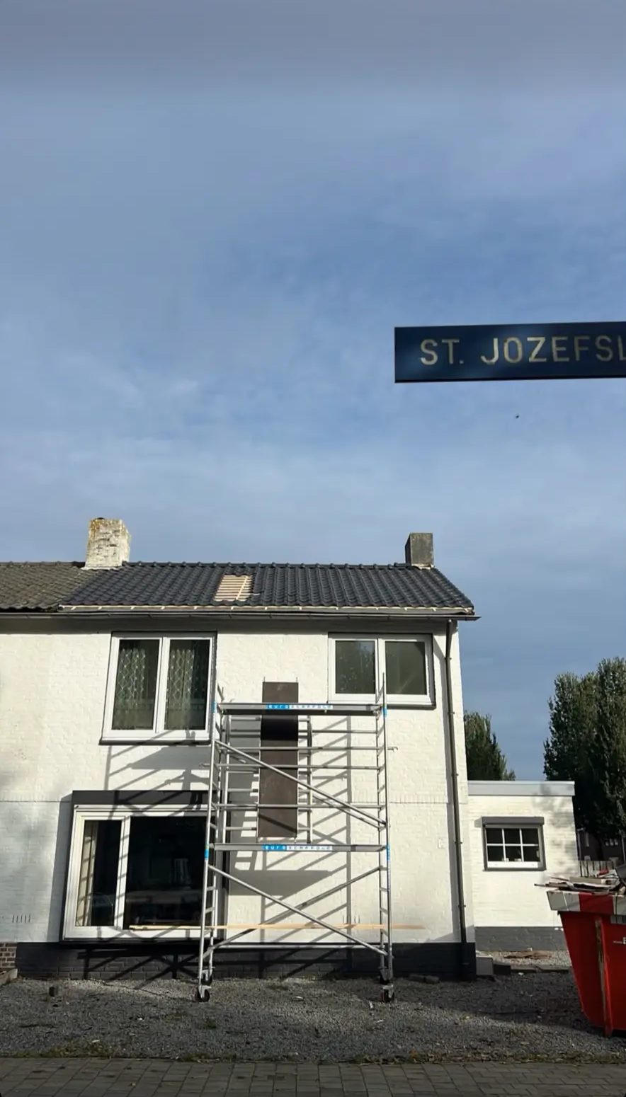 Woning met steiger tijdens dakwerkzaamheden